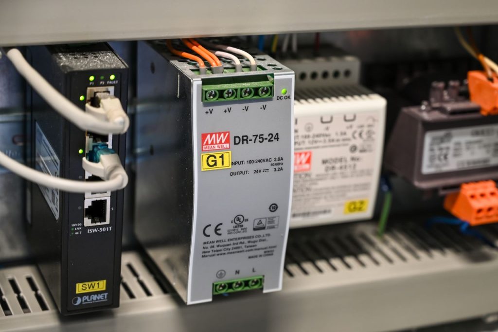 机加工场景伺服驱动器常见故障诊断与应急处理手册 Close-up of electronic components and wires inside industrial equipment.